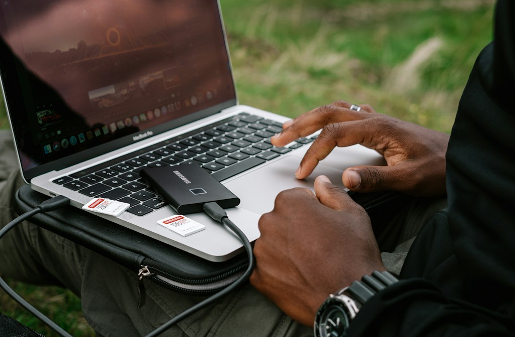 SSD vs HDD: Mana yang Tepat untuk Kantor Anda?